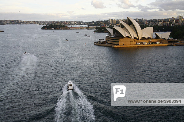 Sydney Opera am Abend  fotografiert von der Harbour Bridge  Sydney  Australien