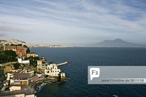 Blick auf den Golf von Neapel und den Vulkan Vesuv von Posillipo  Kampanien  Italien  Europa