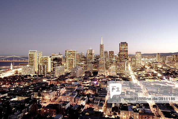 San Francisco Skyline am Abend  Kalifornien  USA  Vereinigte Staaten von Amerika