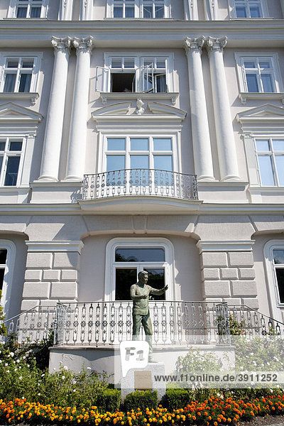 Statue von Herberg von Karajan vor seinem Elternhaus am Elisabethkai  Salzburg  Österreich  Europa