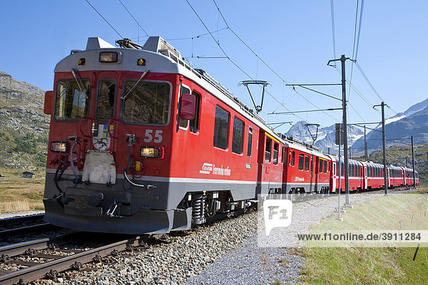 Rhätische Bahn am Berninapass bei Diavolezza  Engadin  Graubünden  Schweiz  Europa