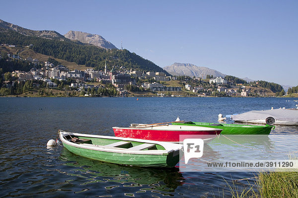 Blick auf St. Moritz  Ortsansicht  Fischerboote  St. Moritzersee  Oberengadin  Engadin  Graubünden  Schweiz  Europa