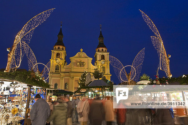 Marktstände auf dem Weihnachtsmarkt in Ludwigsburg  Evang. Pfarrkirche  Menschen  Marktplatz  Baden-Württemberg  Deutschland  Europa