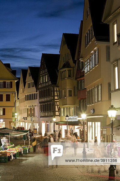 Geschäfte am Holzmarkt am Abend  Menschen  Altstadt  Tübingen  Baden-Württemberg  Deutschland  Europa