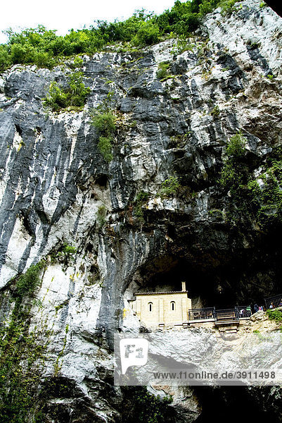 Nationalheiligtum Covadonga  Santuario de Covadonga mit Heiliger Höhle Cueva Santa  Herberge der Virgen de las Batallas  Jungfrau der Schlachten  bei Cangas de Onis  Provinz Asturien  Spanien  Europa
