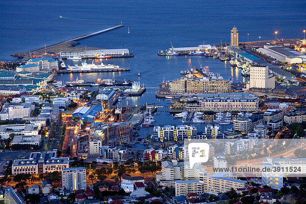 Blick über die Stadt auf den Hafen  Signal Hill  blaue Stunde  Dämmerung  Kapstadt  Südafrika  Afrika