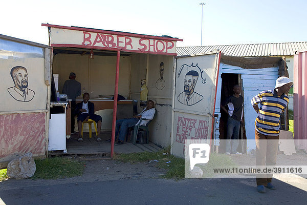 Barbier im Township Langa  Kapstadt  Westkap  Südafrika  Afrika