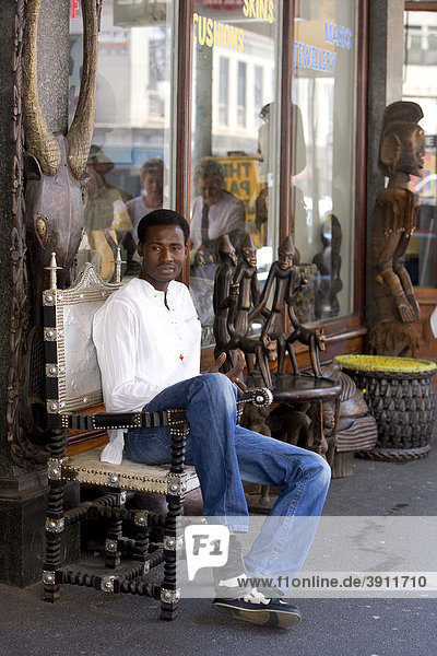 Kunsthandwerks Geschäft  Afrikaner sitzt vor dem Laden auf der Long Street  Kapstadt  Westkap  Südafrika  Afrika
