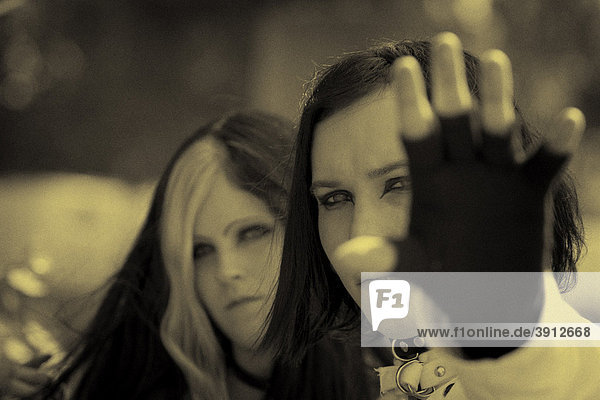 Paar  Gothic  Musiker  Finnen  Hand  ausstrecken  Retro