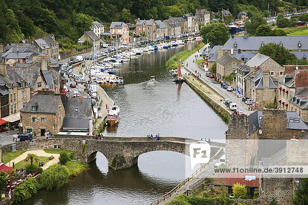 Blick auf Dinan mit der historischen Steinbrücke  Dinan  Bretagne  Frankreich  Europa