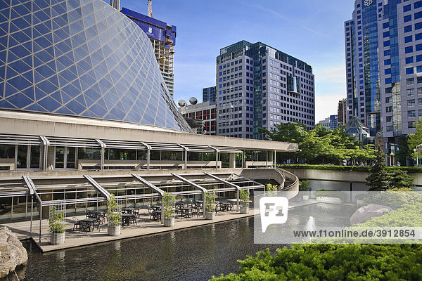 Sich wandelnde Stadtlandschaft der Innenstadt von Toronto  Roy Thomson Hall Konzerthalle im Vordergrund  dahinter Baustelle des Ritz Carltons  Toronto  Kanada
