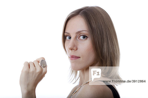 Junge Frau trägt Designer-Schmuck  Perlenkette und großer Quarz-Ring