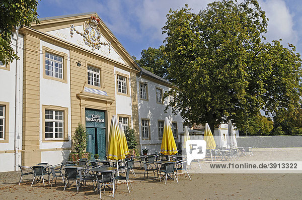 Museumscafe  Schloss Neuhaus  Wasserschloss  Weserrenaissance  Paderborn  Nordrhein-Westfalen  Deutschland  Europa