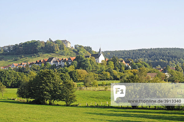 Burg  Kirche  Landschaft  Schieder-Schwalenberg  Künstlerort  Kreis Lippe  Nordrhein-Westfalen  Deutschland  Europa