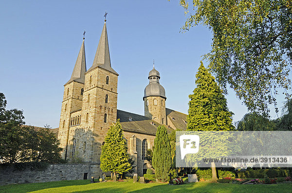 Marienmünster  Kloster  Abtei  Kirche  Benediktiner  Münsterbrock  Kreis Höxter  Nordrhein-Westfalen  Deutschland  Europa
