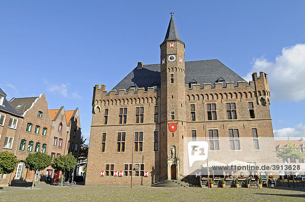 Gotisches Rathaus  Rathausplatz  Backsteinhaus  historisches Gebäude  Kalkar  Niederrhein  Nordrhein-Westfalen  Deutschland  Europa