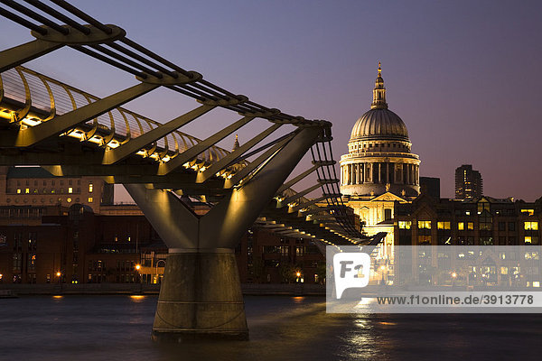 St. Paul's Cathedral mit der Millenniums Bridge Brücke über die Themse  London  England  Vereinigtes Königreich  Europa