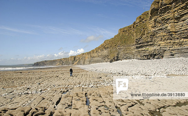 Person auf Strand Klippen Küste Nash Point Glamorgan Heritage Coast Südwales Wales Großbritannien Europa