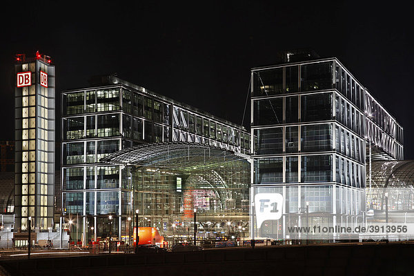 Nachtaufnahme des Berliner Hauptbahnhofes  Berlin  Deutschland  Europa