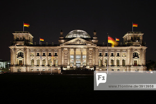 Berliner Reichstag mit Kuppel und Flagge bei Nacht  Berlin  Deutschland  Europa
