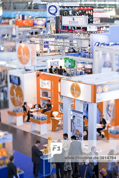 Messestände der Pharmaindustrie in der Messehalle 6 während der Fachmesse Medica in Düsseldorf Nordrhein-Westfalen Deutschland Europa