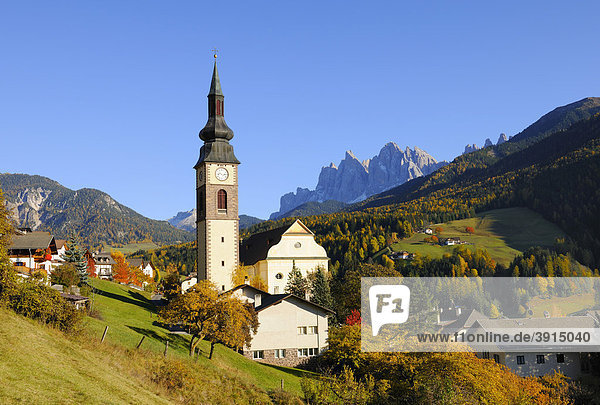 Kirche von St. Peter  Villnösstal mit Geislergruppe  Dolomiten  Südtirol  Italien  Europa