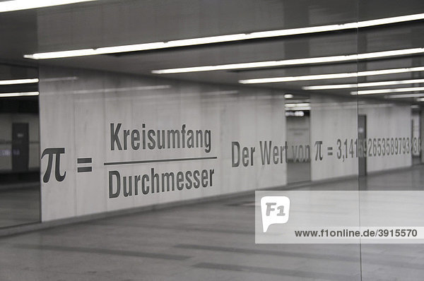 Darstellung der Zahl Pi  Kunstinstallation Pi des Künstlers Ken Lum in der Opernpassage der U-Bahn in Wien  Österreich  Europa