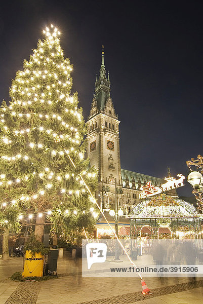 Weihnachtsmarkt auf dem Hamburger Rathausmarkt  Hamburg  Deutschland  Europa