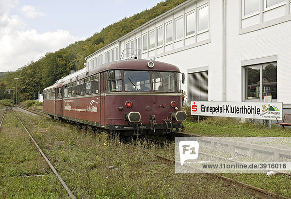Ruhrtalbahn  Schienenbus in Ennepetal  Nordrhein-Westfalen  Deutschland  Europa