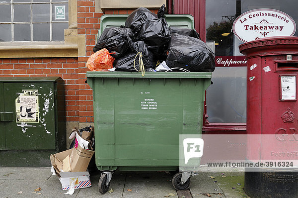 Überfüllte Mülleimer in einer städtischen Straße  Oxford  England  Vereinigtes Königreich  Europa