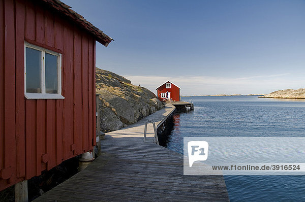 Rotes Holzhaus auf Tjörn an der Westküste von Schweden  Skandinavien  Europa