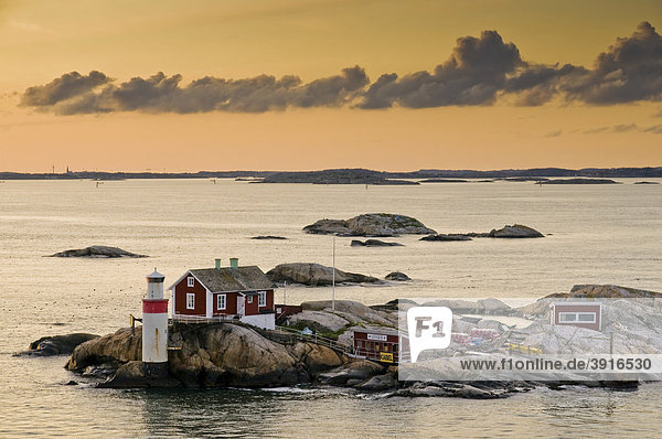 Schäreninsel mit Leuchtturm in der Nähe von Göteborg  Schweden  Skandinavien  Europa