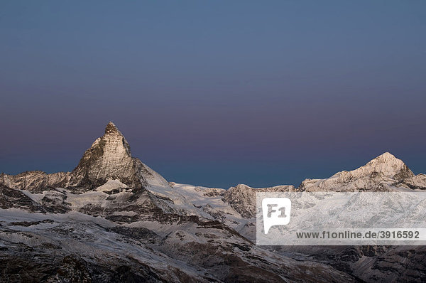 Matterhorn vor dem Sonnenaufgang  Zermatt  Schweiz  Europa