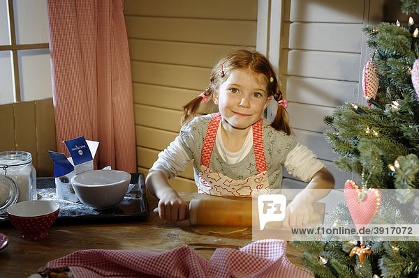 Kleines Mädchen beim Plätzchen backen  Weihnachtsbäckerei  Weihnachten