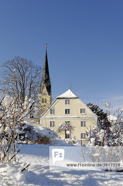 Pfarrkirche St. Laurentius über dem Pfarrhof  Rottach-Egern  Tegernsee  Oberbayern  Bayern  Deutschland  Europa