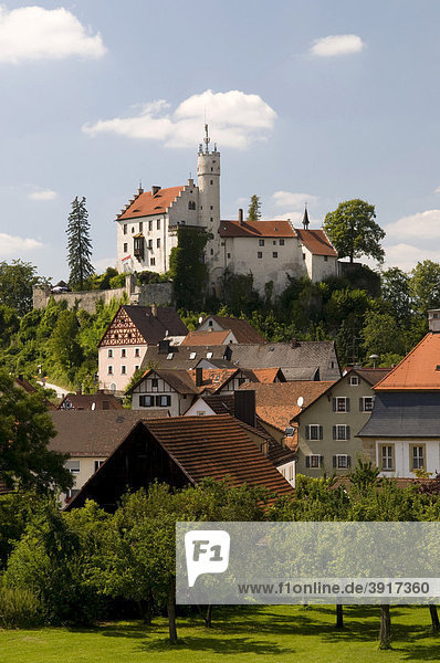 Burg Gössweinstein über dem Ort Gössweinstein  Fränkische Schweiz  Franken  Bayern  Deutschland  Europa