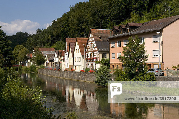 Häuser spiegeln sich im Fluss Wiesent  Waischenfeld  Wiesenttal  Fränkische Schweiz  Franken  Bayern  Deutschland  Europa
