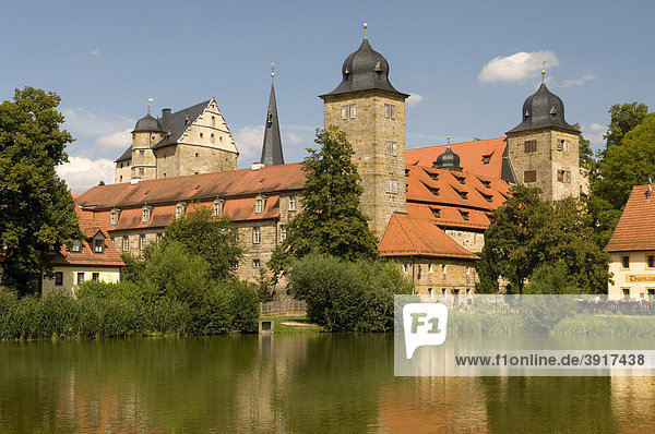 Am Weiher gelegenes Schloss Thurnau Fränkische Schweiz Franken Bayern Deutschland Europa