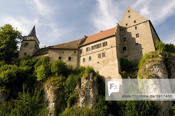 Auf einem 40m hohen Felsen thront die Burg Wiesentfels über dem Wiesenttal  Hollfeld  Fränkische Schweiz  Franken  Bayern  Deutschland  Europa