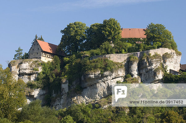 Die Burg Pottenstein thront auf einem Felsen über dem Ort Pottenstein  Naturpark Fränkische Schweiz  Franken  Bayern  Deutschland  Europa