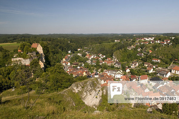 Aussicht von der Hohen Warte auf den Ort Pottenstein  Naturpark Fränkische Schweiz  Franken  Bayern  Deutschland  Europa