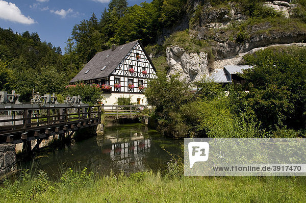 Idyllisch gelegene Wassermühle bei Pottenstein  Naturpark Fränkische Schweiz  Franken  Bayern  Deutschland  Europa
