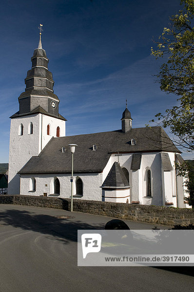Die katholische Pfarrkirche von Eversberg  Meschede  Sauerland  Nordrhein-Westfalen  Deutschland  Europa