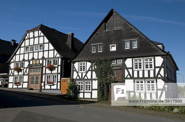 Fachwerkhäuser im Ortskern von Eversberg  Meschede  Sauerland  Nordrhein-Westfalen  Deutschland  Europa