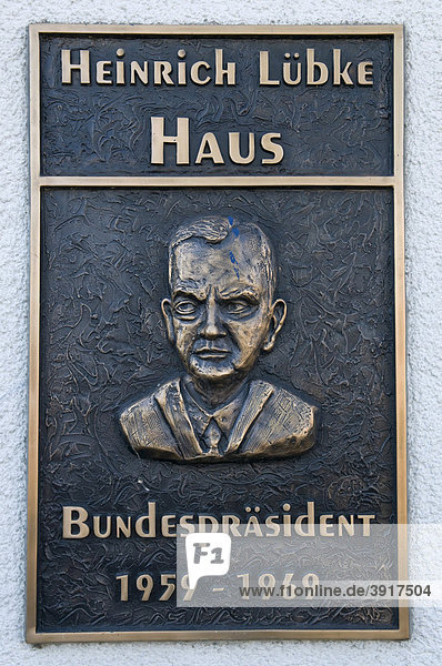 Gedenktafel und Relief am Heinrich Lübke Haus  Bundespräsident 1959-69  Meschede  Sauerland  Nordrhein-Westfalen  Deutschland  Europa