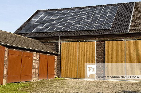 Scheunendach mit Solarpaneelen  Kamen  Ruhrgebiet  Nordrhein-Westfalen  Deutschland  Europa
