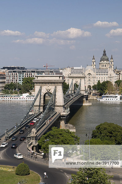 Ausblick vom Burgberg auf das Donauufer mit Kettenbrücke  Gresham-Palast und Basilika St. Stephan  Budapest  Ungarn  Europa