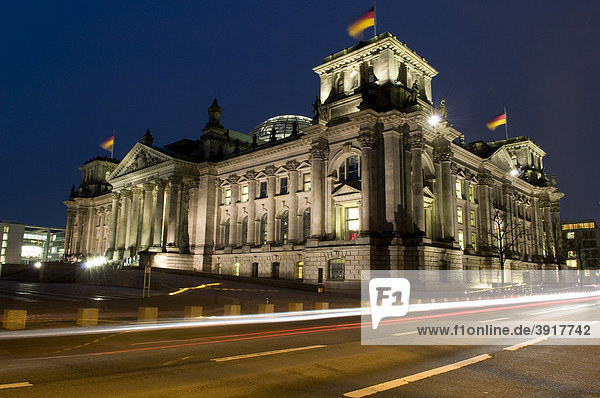 Lichtspuren vor dem Reichstag  Berlin  Deutschland  Europa