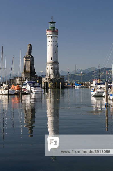Bayerischer Löwe und Leuchtturm an der Hafeneinfahrt  Lindau  Bodensee  Bayern  Deutschland  Europa