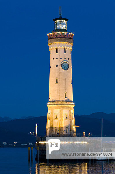 Leuchtturm an der Hafeneinfahrt  Lindau  Bodensee  Bayern  Deutschland  Europa